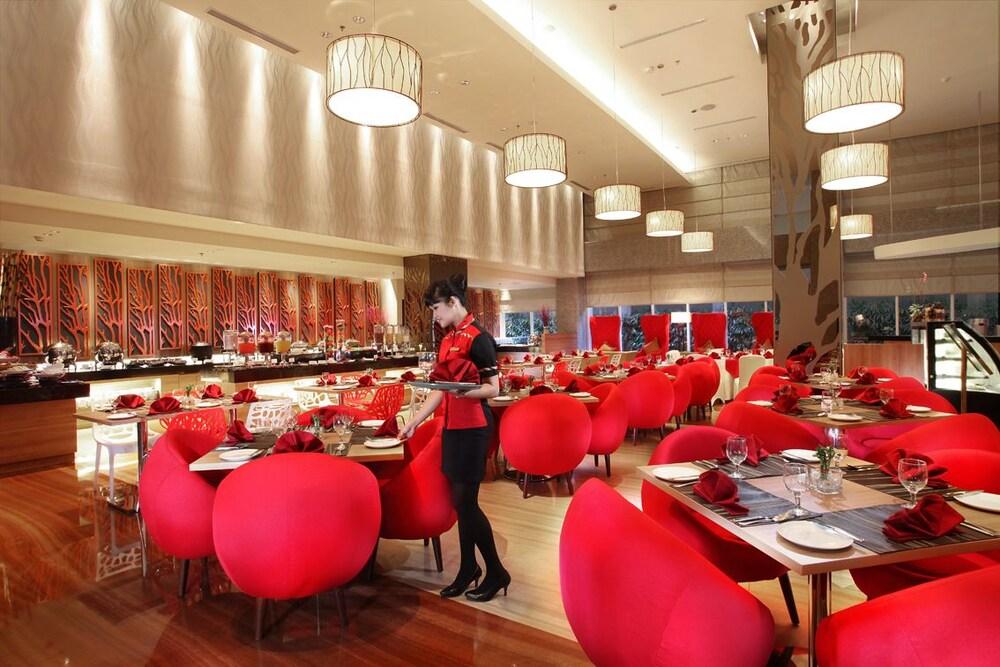 Swiss-Belinn Manyar Surabaya Buitenkant foto