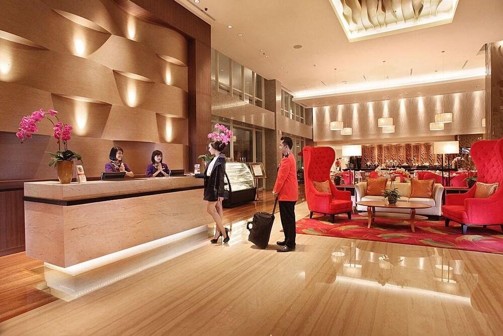Swiss-Belinn Manyar Surabaya Buitenkant foto