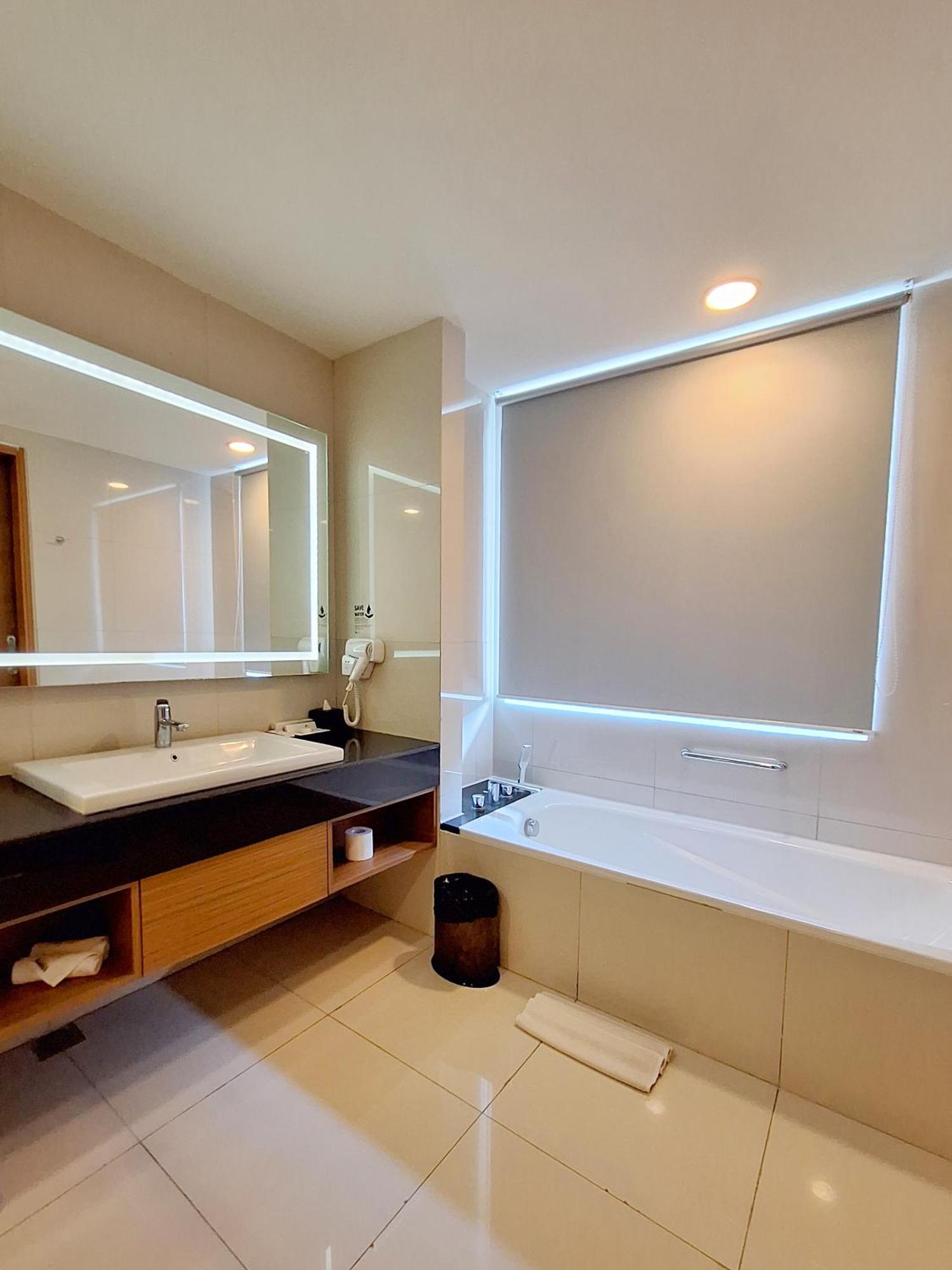 Swiss-Belinn Manyar Surabaya Buitenkant foto